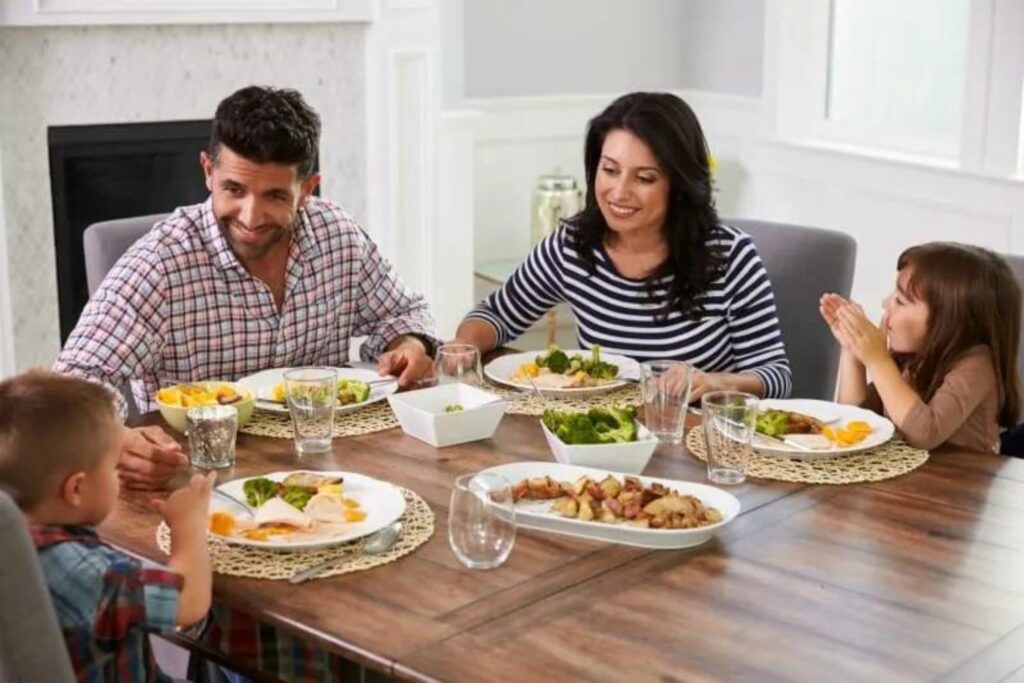 Creating a Pleasant Atmosphere: Tips for a Dinner Table with Family
