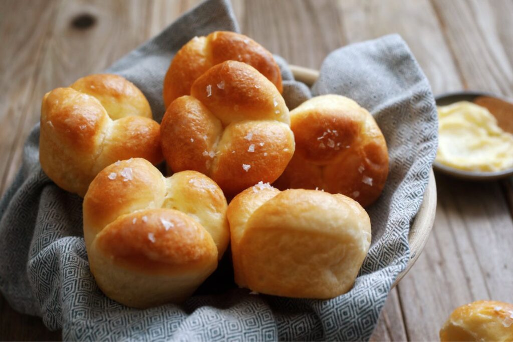 Sunbeam Rolls For Sunday Dinners: Bringing Families Together