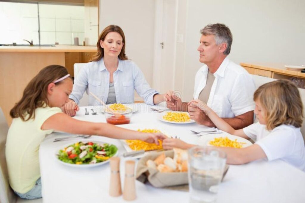 The Dinner Table as a Space for Gratitude and Reflection